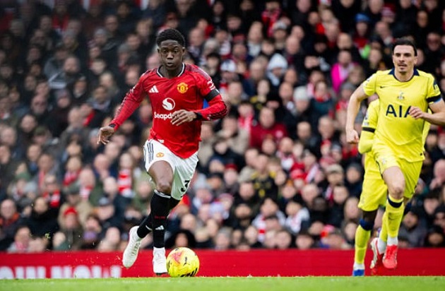 Ảnh bài viết Mainoo lu mờ tuyến giữa Tottenham