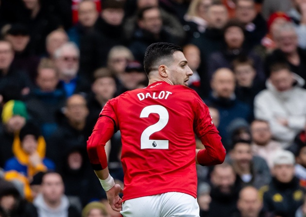 Diogo Dalot (7,9/10): Một màn trình diễn toàn diện. Dalot phòng ngự kỷ luật và liên kết cực tốt với hàng công. Anh có pha tắc bóng quan trọng trong chân Pape Matar Sarr và thực hiện cú bứt tốc ngoạn mục từ phần sân nhà, tạo cơ hội cho Cunha dứt điểm suýt thành bàn.