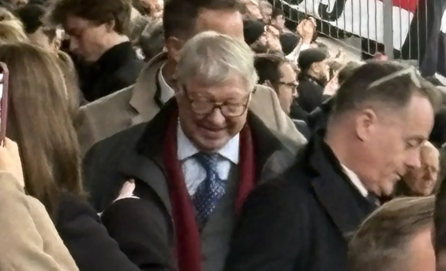 Vẻ mặt hạnh phúc của Sir Alex khi chứng kiến MU giành thắng lợi.