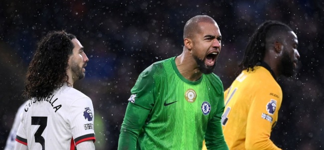 Robert Sanchez - 7.2 điểm. Một ng&agrave;y thi đấu nh&agrave;n nh&atilde; của thủ th&agrave;nh người T&acirc;y Ban Nha khi anh kh&ocirc;ng phải trổ t&agrave;i qu&aacute; nhiều. Sanchez kh&ocirc;ng mắc lỗi trong b&agrave;n thua duy nhất v&agrave; đảm bảo sự an to&agrave;n cần thiết trong c&aacute;c t&igrave;nh huống b&oacute;ng bổng.