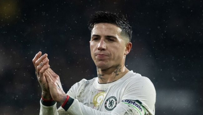 Enzo Fernandez - 7.4 điểm: Chơi đầy tự tin v&agrave; s&aacute;ng tạo. Tiền vệ người Argentina li&ecirc;n tục tạo ra c&aacute;c cơ hội ngon ăn cho đồng đội v&agrave; su&yacute;t ch&uacute;t nữa c&oacute; b&agrave;n thắng cho ri&ecirc;ng m&igrave;nh với một pha rabona ngẫu hứng. 