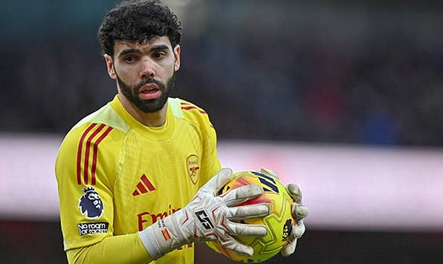 David Raya (7.5/10): Dù khởi đầu có chút chệch choạc với một tình huống xử lý quả đá phạt không tốt, Raya đã nhanh chóng lấy lại sự tự tin. Anh có pha cứu thua xuất sắc ở đầu hiệp hai và duy trì khả năng phân phối bóng ở mức thượng hạng trong suốt trận đấu.

Jurrien Timber (7.5/10): Một màn trình diễn vô cùng ổn định. Timber gần như "xóa sổ" các mũi tấn công của Sunderland bên hành lang cánh của mình, đảm bảo sự an toàn tuyệt đối cho khung thành đội nhà.

William Saliba (7.5/10): Dù phải nhận một thẻ vàng trong hiệp một và đôi lúc tỏ ra căng thẳng trước áp lực, Saliba vẫn nhận được điểm số cao nhờ khả năng bọc lót và duy trì cấu trúc phòng ngự ổn định về cuối trận.

Gabriel Magalhaes (7.7/10): Vẫn là "hòn đá tảng" đáng tin cậy. Trung vệ người Brazil chiến thắng trong hầu hết các pha không chiến và luôn có mặt tại các điểm nóng để giải vây cho đồng đội.

Riccardo Calafiori (6.9/10): Sự trở lại của hậu vệ người Ý mang đến tín hiệu tích cực cho hàng thủ. Dù chưa tạo ra nhiều đột biến ở khả năng hỗ trợ tấn công như kỳ vọng, anh vẫn hoàn thành tốt nhiệm vụ phòng ngự cơ bản.

Martin Zubimendi (8.1/10): Cầu thủ xuất sắc nhất trong đội hình xuất phát. Không chỉ điều tiết lối chơi hoàn hảo, Zubimendi còn trực tiếp ghi bàn với một cú dứt điểm hiểm hóc từ rìa vòng cấm, khép lại một ngày thi đấu điểm 10 về mặt chuyên môn.

Declan Rice (7.4/10): Tiếp tục là "động cơ" vĩnh cửu ở khu vực giữa sân. Rice suýt chút nữa đã có siêu phẩm sút xa ở đầu trận và đóng vai trò quan trọng trong việc thu hồi bóng, tạo tiền đề cho các đợt phản công.

Kai Havertz (7.5/10): Havertz di chuyển thông minh và kết nối tốt với các vệ tinh xung quanh. Anh sở hữu đường kiến tạo tinh tế giúp Gyokeres mở tỷ số và suýt tự mình ghi tên lên bảng điện tử nếu may mắn hơn trong hiệp một.

Leandro Trossard (7.8/10): Ngòi nổ nguy hiểm nhất trên hàng công Arsenal. Trossard là người kiến tạo cho Zubimendi lập công và cũng chính đường chuyền sắc bén của anh đã mở ra cơ hội ghi bàn cho Gyokeres. Một màn trình diễn sáng tạo và đầy hiệu quả.

Gabriel Jesus (6.7/10): Được trao cơ hội đá chính thay cho Gyokeres nhưng tiền đạo người Brazil lại thi đấu khá mờ nhạt. Dấu ấn đáng kể nhất của anh là tình huống ngã trong vòng cấm nhưng không được hưởng phạt đền do lỗi việt vị trước đó.

Noni Madueke (6.9/10): Thi đấu năng nổ nhưng thiếu sự đột phá cần thiết. Các hậu vệ Sunderland đã nghiên cứu khá kỹ lối chơi của Madueke và khiến anh gặp nhiều khó khăn trong các pha đi bóng một chọi một.

Viktor Gyokeres (7.9): Vào sân từ băng ghế dự bị nhưng Gyokeres đã thay đổi hoàn toàn cục diện. Anh ghi một bàn thắng đẳng cấp trong tư thế mất trụ và hoàn tất cú đúp bằng pha đệm bóng cận thành bản năng, khẳng định vị thế "sát thủ" số một của đội bóng hiện tại.

Điểm số của các cầu thủ Arsenal ở trận đấu với Sunderland. Ảnh: BongDa.com.vn.