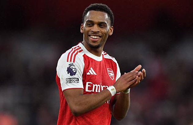 Jurrien Timber (7.5/10): Một màn trình diễn vô cùng ổn định. Timber gần như "xóa sổ" các mũi tấn công của Sunderland bên hành lang cánh của mình, đảm bảo sự an toàn tuyệt đối cho khung thành đội nhà.

William Saliba (7.5/10): Dù phải nhận một thẻ vàng trong hiệp một và đôi lúc tỏ ra căng thẳng trước áp lực, Saliba vẫn nhận được điểm số cao nhờ khả năng bọc lót và duy trì cấu trúc phòng ngự ổn định về cuối trận.

Gabriel Magalhaes (7.7/10): Vẫn là "hòn đá tảng" đáng tin cậy. Trung vệ người Brazil chiến thắng trong hầu hết các pha không chiến và luôn có mặt tại các điểm nóng để giải vây cho đồng đội.

Riccardo Calafiori (6.9/10): Sự trở lại của hậu vệ người Ý mang đến tín hiệu tích cực cho hàng thủ. Dù chưa tạo ra nhiều đột biến ở khả năng hỗ trợ tấn công như kỳ vọng, anh vẫn hoàn thành tốt nhiệm vụ phòng ngự cơ bản.

Martin Zubimendi (8.1/10): Cầu thủ xuất sắc nhất trong đội hình xuất phát. Không chỉ điều tiết lối chơi hoàn hảo, Zubimendi còn trực tiếp ghi bàn với một cú dứt điểm hiểm hóc từ rìa vòng cấm, khép lại một ngày thi đấu điểm 10 về mặt chuyên môn.

Declan Rice (7.4/10): Tiếp tục là "động cơ" vĩnh cửu ở khu vực giữa sân. Rice suýt chút nữa đã có siêu phẩm sút xa ở đầu trận và đóng vai trò quan trọng trong việc thu hồi bóng, tạo tiền đề cho các đợt phản công.

Kai Havertz (7.5/10): Havertz di chuyển thông minh và kết nối tốt với các vệ tinh xung quanh. Anh sở hữu đường kiến tạo tinh tế giúp Gyokeres mở tỷ số và suýt tự mình ghi tên lên bảng điện tử nếu may mắn hơn trong hiệp một.

Leandro Trossard (7.8/10): Ngòi nổ nguy hiểm nhất trên hàng công Arsenal. Trossard là người kiến tạo cho Zubimendi lập công và cũng chính đường chuyền sắc bén của anh đã mở ra cơ hội ghi bàn cho Gyokeres. Một màn trình diễn sáng tạo và đầy hiệu quả.

Gabriel Jesus (6.7/10): Được trao cơ hội đá chính thay cho Gyokeres nhưng tiền đạo người Brazil lại thi đấu khá mờ nhạt. Dấu ấn đáng kể nhất của anh là tình huống ngã trong vòng cấm nhưng không được hưởng phạt đền do lỗi việt vị trước đó.

Noni Madueke (6.9/10): Thi đấu năng nổ nhưng thiếu sự đột phá cần thiết. Các hậu vệ Sunderland đã nghiên cứu khá kỹ lối chơi của Madueke và khiến anh gặp nhiều khó khăn trong các pha đi bóng một chọi một.

Viktor Gyokeres (7.9): Vào sân từ băng ghế dự bị nhưng Gyokeres đã thay đổi hoàn toàn cục diện. Anh ghi một bàn thắng đẳng cấp trong tư thế mất trụ và hoàn tất cú đúp bằng pha đệm bóng cận thành bản năng, khẳng định vị thế "sát thủ" số một của đội bóng hiện tại.

Điểm số của các cầu thủ Arsenal ở trận đấu với Sunderland. Ảnh: BongDa.com.vn.