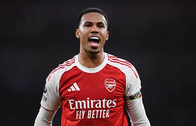 Gabriel Magalhaes (7.7/10): Vẫn là "hòn đá tảng" đáng tin cậy. Trung vệ người Brazil chiến thắng trong hầu hết các pha không chiến và luôn có mặt tại các điểm nóng để giải vây cho đồng đội.

Riccardo Calafiori (6.9/10): Sự trở lại của hậu vệ người Ý mang đến tín hiệu tích cực cho hàng thủ. Dù chưa tạo ra nhiều đột biến ở khả năng hỗ trợ tấn công như kỳ vọng, anh vẫn hoàn thành tốt nhiệm vụ phòng ngự cơ bản.

Martin Zubimendi (8.1/10): Cầu thủ xuất sắc nhất trong đội hình xuất phát. Không chỉ điều tiết lối chơi hoàn hảo, Zubimendi còn trực tiếp ghi bàn với một cú dứt điểm hiểm hóc từ rìa vòng cấm, khép lại một ngày thi đấu điểm 10 về mặt chuyên môn.

Declan Rice (7.4/10): Tiếp tục là "động cơ" vĩnh cửu ở khu vực giữa sân. Rice suýt chút nữa đã có siêu phẩm sút xa ở đầu trận và đóng vai trò quan trọng trong việc thu hồi bóng, tạo tiền đề cho các đợt phản công.

Kai Havertz (7.5/10): Havertz di chuyển thông minh và kết nối tốt với các vệ tinh xung quanh. Anh sở hữu đường kiến tạo tinh tế giúp Gyokeres mở tỷ số và suýt tự mình ghi tên lên bảng điện tử nếu may mắn hơn trong hiệp một.

Leandro Trossard (7.8/10): Ngòi nổ nguy hiểm nhất trên hàng công Arsenal. Trossard là người kiến tạo cho Zubimendi lập công và cũng chính đường chuyền sắc bén của anh đã mở ra cơ hội ghi bàn cho Gyokeres. Một màn trình diễn sáng tạo và đầy hiệu quả.

Gabriel Jesus (6.7/10): Được trao cơ hội đá chính thay cho Gyokeres nhưng tiền đạo người Brazil lại thi đấu khá mờ nhạt. Dấu ấn đáng kể nhất của anh là tình huống ngã trong vòng cấm nhưng không được hưởng phạt đền do lỗi việt vị trước đó.

Noni Madueke (6.9/10): Thi đấu năng nổ nhưng thiếu sự đột phá cần thiết. Các hậu vệ Sunderland đã nghiên cứu khá kỹ lối chơi của Madueke và khiến anh gặp nhiều khó khăn trong các pha đi bóng một chọi một.

Viktor Gyokeres (7.9): Vào sân từ băng ghế dự bị nhưng Gyokeres đã thay đổi hoàn toàn cục diện. Anh ghi một bàn thắng đẳng cấp trong tư thế mất trụ và hoàn tất cú đúp bằng pha đệm bóng cận thành bản năng, khẳng định vị thế "sát thủ" số một của đội bóng hiện tại.

Điểm số của các cầu thủ Arsenal ở trận đấu với Sunderland. Ảnh: BongDa.com.vn.