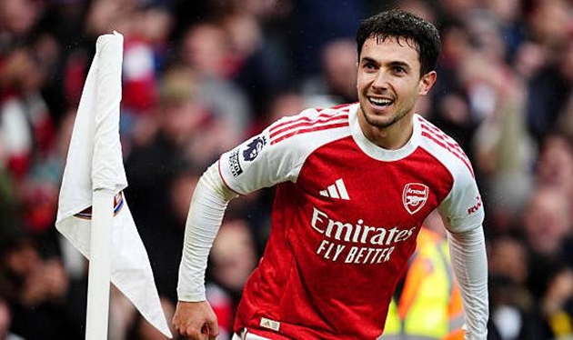 Martin Zubimendi (8.1/10): Cầu thủ xuất sắc nhất trong đội hình xuất phát. Không chỉ điều tiết lối chơi hoàn hảo, Zubimendi còn trực tiếp ghi bàn với một cú dứt điểm hiểm hóc từ rìa vòng cấm, khép lại một ngày thi đấu điểm 10 về mặt chuyên môn.

Declan Rice (7.4/10): Tiếp tục là "động cơ" vĩnh cửu ở khu vực giữa sân. Rice suýt chút nữa đã có siêu phẩm sút xa ở đầu trận và đóng vai trò quan trọng trong việc thu hồi bóng, tạo tiền đề cho các đợt phản công.

Kai Havertz (7.5/10): Havertz di chuyển thông minh và kết nối tốt với các vệ tinh xung quanh. Anh sở hữu đường kiến tạo tinh tế giúp Gyokeres mở tỷ số và suýt tự mình ghi tên lên bảng điện tử nếu may mắn hơn trong hiệp một.

Leandro Trossard (7.8/10): Ngòi nổ nguy hiểm nhất trên hàng công Arsenal. Trossard là người kiến tạo cho Zubimendi lập công và cũng chính đường chuyền sắc bén của anh đã mở ra cơ hội ghi bàn cho Gyokeres. Một màn trình diễn sáng tạo và đầy hiệu quả.

Gabriel Jesus (6.7/10): Được trao cơ hội đá chính thay cho Gyokeres nhưng tiền đạo người Brazil lại thi đấu khá mờ nhạt. Dấu ấn đáng kể nhất của anh là tình huống ngã trong vòng cấm nhưng không được hưởng phạt đền do lỗi việt vị trước đó.

Noni Madueke (6.9/10): Thi đấu năng nổ nhưng thiếu sự đột phá cần thiết. Các hậu vệ Sunderland đã nghiên cứu khá kỹ lối chơi của Madueke và khiến anh gặp nhiều khó khăn trong các pha đi bóng một chọi một.

Viktor Gyokeres (7.9): Vào sân từ băng ghế dự bị nhưng Gyokeres đã thay đổi hoàn toàn cục diện. Anh ghi một bàn thắng đẳng cấp trong tư thế mất trụ và hoàn tất cú đúp bằng pha đệm bóng cận thành bản năng, khẳng định vị thế "sát thủ" số một của đội bóng hiện tại.

Điểm số của các cầu thủ Arsenal ở trận đấu với Sunderland. Ảnh: BongDa.com.vn.