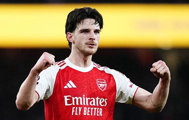 Declan Rice (7.4/10): Tiếp tục là "động cơ" vĩnh cửu ở khu vực giữa sân. Rice suýt chút nữa đã có siêu phẩm sút xa ở đầu trận và đóng vai trò quan trọng trong việc thu hồi bóng, tạo tiền đề cho các đợt phản công.

Kai Havertz (7.5/10): Havertz di chuyển thông minh và kết nối tốt với các vệ tinh xung quanh. Anh sở hữu đường kiến tạo tinh tế giúp Gyokeres mở tỷ số và suýt tự mình ghi tên lên bảng điện tử nếu may mắn hơn trong hiệp một.

Leandro Trossard (7.8/10): Ngòi nổ nguy hiểm nhất trên hàng công Arsenal. Trossard là người kiến tạo cho Zubimendi lập công và cũng chính đường chuyền sắc bén của anh đã mở ra cơ hội ghi bàn cho Gyokeres. Một màn trình diễn sáng tạo và đầy hiệu quả.

Gabriel Jesus (6.7/10): Được trao cơ hội đá chính thay cho Gyokeres nhưng tiền đạo người Brazil lại thi đấu khá mờ nhạt. Dấu ấn đáng kể nhất của anh là tình huống ngã trong vòng cấm nhưng không được hưởng phạt đền do lỗi việt vị trước đó.

Noni Madueke (6.9/10): Thi đấu năng nổ nhưng thiếu sự đột phá cần thiết. Các hậu vệ Sunderland đã nghiên cứu khá kỹ lối chơi của Madueke và khiến anh gặp nhiều khó khăn trong các pha đi bóng một chọi một.

Viktor Gyokeres (7.9): Vào sân từ băng ghế dự bị nhưng Gyokeres đã thay đổi hoàn toàn cục diện. Anh ghi một bàn thắng đẳng cấp trong tư thế mất trụ và hoàn tất cú đúp bằng pha đệm bóng cận thành bản năng, khẳng định vị thế "sát thủ" số một của đội bóng hiện tại.

Điểm số của các cầu thủ Arsenal ở trận đấu với Sunderland. Ảnh: BongDa.com.vn.