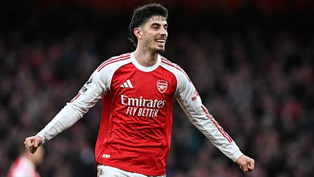 Kai Havertz (7.5/10): Havertz di chuyển thông minh và kết nối tốt với các vệ tinh xung quanh. Anh sở hữu đường kiến tạo tinh tế giúp Gyokeres mở tỷ số và suýt tự mình ghi tên lên bảng điện tử nếu may mắn hơn trong hiệp một.

Leandro Trossard (7.8/10): Ngòi nổ nguy hiểm nhất trên hàng công Arsenal. Trossard là người kiến tạo cho Zubimendi lập công và cũng chính đường chuyền sắc bén của anh đã mở ra cơ hội ghi bàn cho Gyokeres. Một màn trình diễn sáng tạo và đầy hiệu quả.

Gabriel Jesus (6.7/10): Được trao cơ hội đá chính thay cho Gyokeres nhưng tiền đạo người Brazil lại thi đấu khá mờ nhạt. Dấu ấn đáng kể nhất của anh là tình huống ngã trong vòng cấm nhưng không được hưởng phạt đền do lỗi việt vị trước đó.

Noni Madueke (6.9/10): Thi đấu năng nổ nhưng thiếu sự đột phá cần thiết. Các hậu vệ Sunderland đã nghiên cứu khá kỹ lối chơi của Madueke và khiến anh gặp nhiều khó khăn trong các pha đi bóng một chọi một.

Viktor Gyokeres (7.9): Vào sân từ băng ghế dự bị nhưng Gyokeres đã thay đổi hoàn toàn cục diện. Anh ghi một bàn thắng đẳng cấp trong tư thế mất trụ và hoàn tất cú đúp bằng pha đệm bóng cận thành bản năng, khẳng định vị thế "sát thủ" số một của đội bóng hiện tại.

Điểm số của các cầu thủ Arsenal ở trận đấu với Sunderland. Ảnh: BongDa.com.vn.