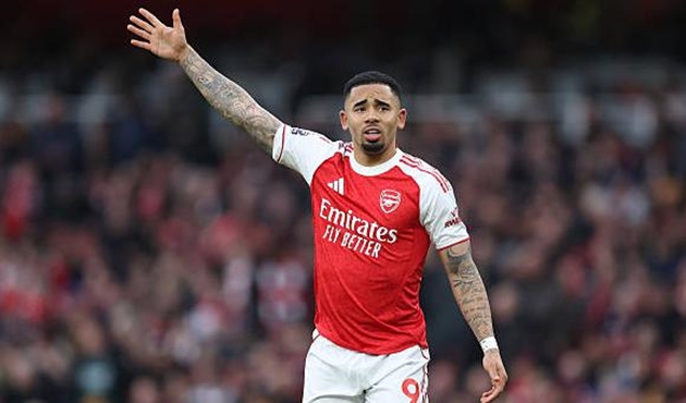 Gabriel Jesus (6.7/10): Được trao cơ hội đá chính thay cho Gyokeres nhưng tiền đạo người Brazil lại thi đấu khá mờ nhạt. Dấu ấn đáng kể nhất của anh là tình huống ngã trong vòng cấm nhưng không được hưởng phạt đền do lỗi việt vị trước đó.

Noni Madueke (6.9/10): Thi đấu năng nổ nhưng thiếu sự đột phá cần thiết. Các hậu vệ Sunderland đã nghiên cứu khá kỹ lối chơi của Madueke và khiến anh gặp nhiều khó khăn trong các pha đi bóng một chọi một.

Viktor Gyokeres (7.9): Vào sân từ băng ghế dự bị nhưng Gyokeres đã thay đổi hoàn toàn cục diện. Anh ghi một bàn thắng đẳng cấp trong tư thế mất trụ và hoàn tất cú đúp bằng pha đệm bóng cận thành bản năng, khẳng định vị thế "sát thủ" số một của đội bóng hiện tại.

Điểm số của các cầu thủ Arsenal ở trận đấu với Sunderland. Ảnh: BongDa.com.vn.