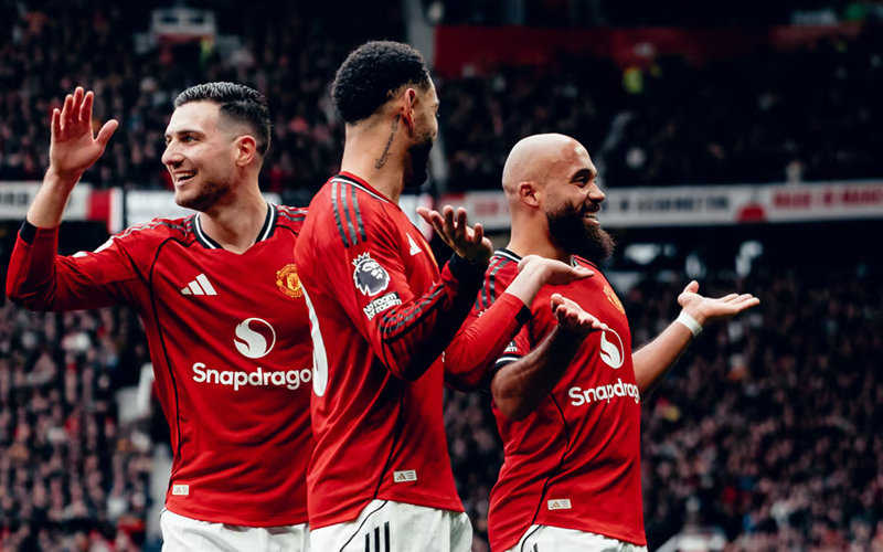 Quỷ đỏ đứng trước thời cơ để bứt phá trong cuộc đua giành vé Champions League.