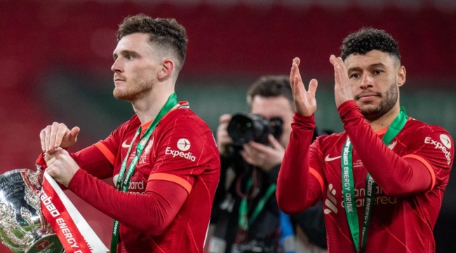 Robertson v&agrave; Oxlade-Chamberlain ở Liverpool.