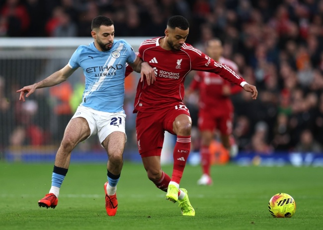 Rayan Ait-Nouri - 7 điểm: Một màn trình diễn tròn vai của hậu vệ trái. Ait-Nouri lên công về thủ nhịp nhàng, hạn chế đáng kể tầm hoạt động của các mũi nhọn bên phía Liverpool.