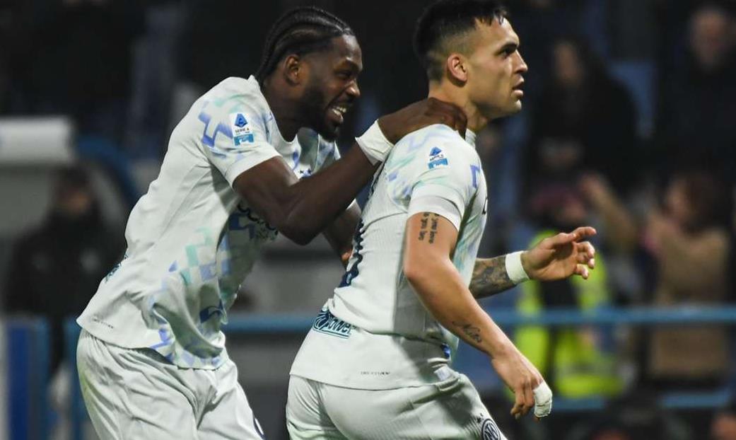 Niềm vui của Thuram và Martinez.