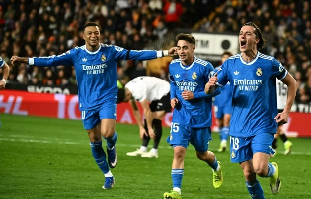 Real có 3 điểm với sự bùng nổ trong hiệp hai.