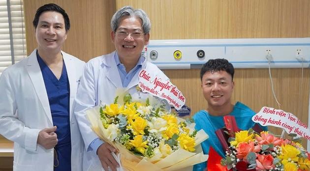 Th&aacute;i Sơn lạc quan sau khi phẫu thuật th&agrave;nh c&ocirc;ng.