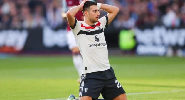 Ảnh bài viết Dalot lột xác từ tội đồ của Ten Hag thành báu vật của Carrick