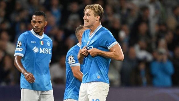 Người h&acirc;m mộ Napoli chờ đợi Rasmus Hojlund nổ s&uacute;ng.