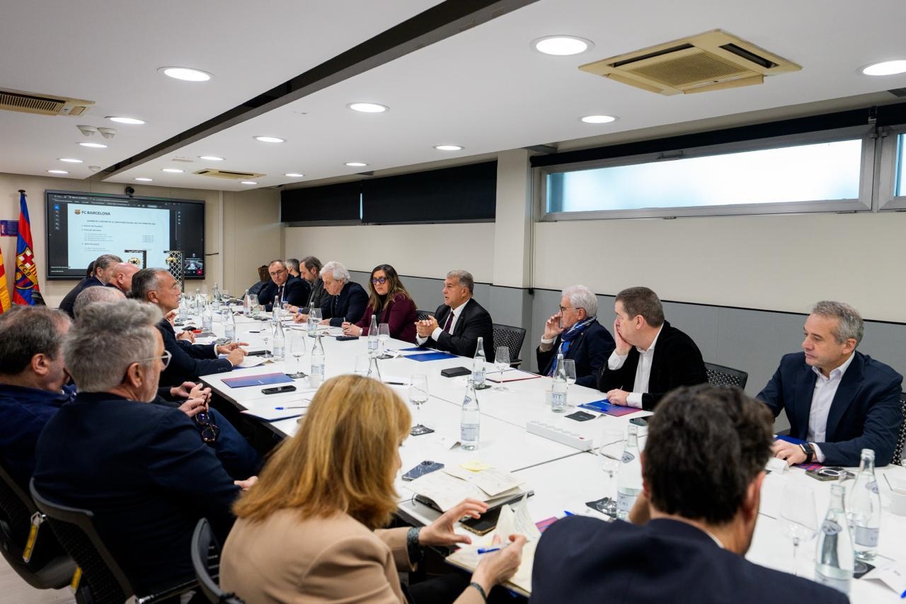 Joan Laporta từ chức chủ tịch Barcelona để chuẩn bị cho cuộc t&aacute;i tranh cử.