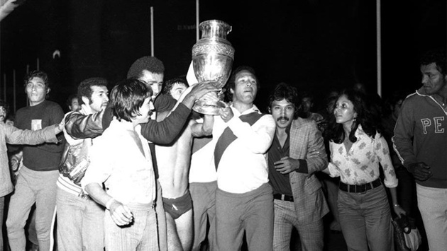 C&aacute;c cầu thủ Peru v&agrave; chiếc c&uacute;p Copa America năm 1975.