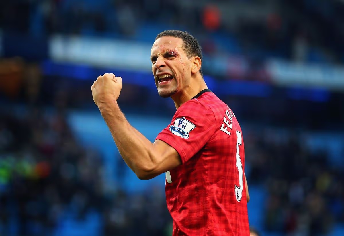 Rio Ferdinand có lúc phải ngồi xe lăn vì những di chứng từ sự nghiệp cầu thủ.
