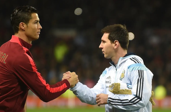 Nhiều đồn đoán cho rằng Messi và Ronaldo có thể khoác chung màu áo.