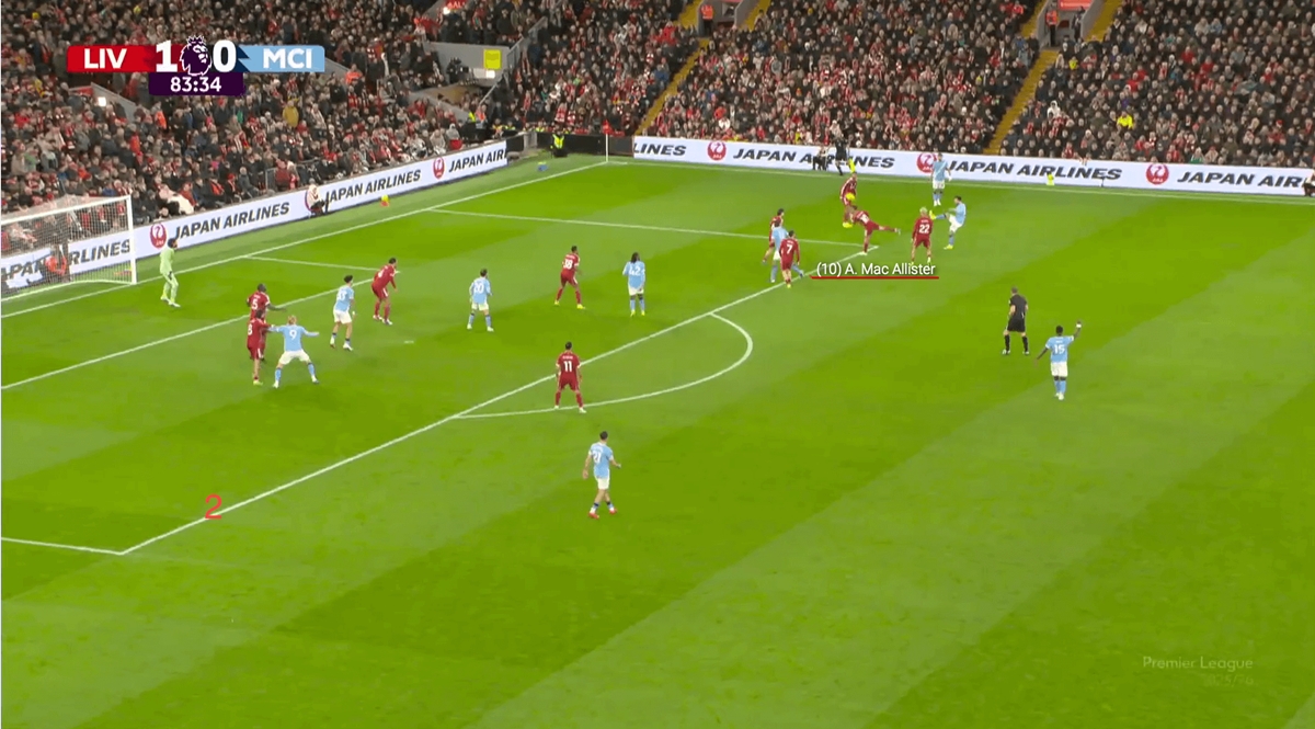 Alexis Mac Allister chỉ đưa chân ra một cách hời hợt.