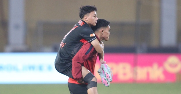 Th&aacute;i Sơn chấn thương khi kh&ocirc;ng hề bị va chạm.