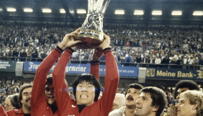 Cha Bum-kun cùng Eintracht Frankfurt lên ngôi ở UEFA Cup.
