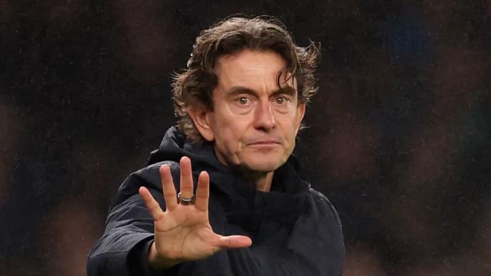 HLV Frank gặp &aacute;p lực lớn.