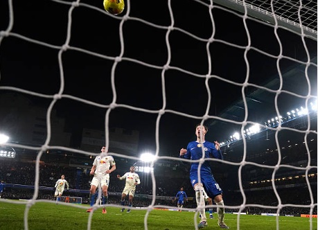 Palmer dứt điểm vọt x&agrave; d&ugrave; chỉ c&aacute;ch khung th&agrave;nh khoảng 2 m&eacute;t.