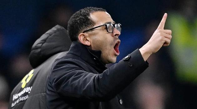 HLV Liam Rosenior bất ngờ thay Cucurela sau hiệp 1.