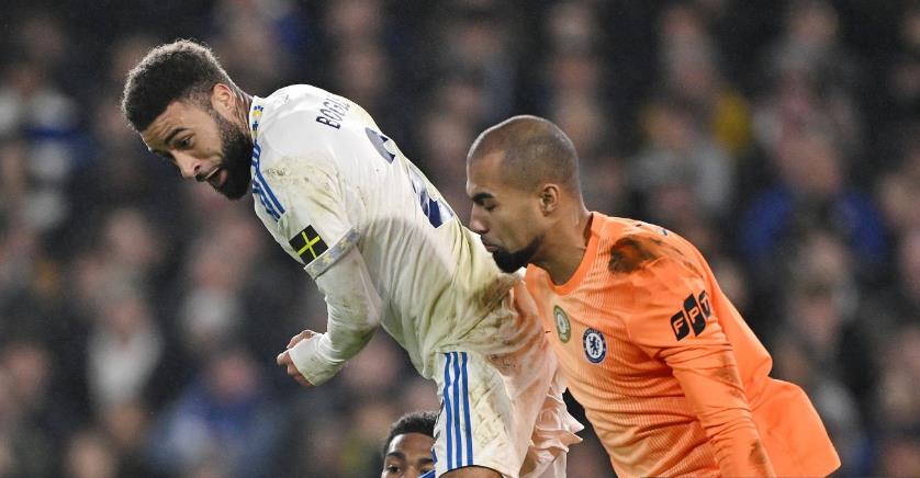 Robert Sanchez - 6 điểm: Gần như "thất nghiệp" trong hiệp một. Có lẽ Sanchez nên làm tốt hơn trong tình huống dẫn đến bàn thắng của Okafor.

Malo Gusto - 6 điểm: Nhận một thẻ vàng không đáng có ngay trong 10 phút đầu khiến anh phải chơi dè dặt. Tuy nhiên, Gusto đã phục hồi tốt sau đó và có một màn trình diễn tròn vai.

Josh Acheampong - 5.9 điểm: Được trở lại vị trí sở trường lần đầu tiên kể từ cuối tháng 10. Chơi tốt trong phần lớn thời gian nhưng một chút do dự ở khu vực nguy hiểm đã dẫn đến bàn gỡ hòa của Leeds.

Trevoh Chalobah - 6.6 điểm: Được giao nhiệm vụ theo kèm Lukas Nmecha và tỏ ra khá hứng thú với cuộc chiến thể lực này. Anh đeo bám trung phong của Leeds ngay cả khi đối thủ lùi sâu nhận bóng. Không mắc sai lầm nào đáng kể.

Marc Cucurella - 6.5 điểm: Dấu ấn đầu tiên đến ở phút 17 với quả tạt tầm thấp tuyệt vời cho Cole Palmer, tiếc là số 10 của Chelsea không thể chạm bóng tốt. Cucurella chơi ổn định trước khi bị thay ra ở giờ nghỉ (do chấn thương).

Moises Caicedo - 6 điểm: Phạm một lỗi không cần thiết dẫn đến quả phạt đền. Một quyết định ngớ ngẩn hiếm thấy ở anh. Caicedo trông không được sung sức và phong độ có phần đi xuống trong vài trận gần đây.

Andrey Santos - 7 điểm: Có khởi đầu đầy hứa hẹn với pha phòng ngự hay ở giữa sân ngăn chặn Jayden Bogle. Đó chỉ là một trong nhiều pha cắt bóng của anh. Không chỉ phòng ngự giỏi, Santos còn điều tiết lối chơi tuyệt vời từ tuyến dưới. Anh đang ngày càng tiến bộ qua từng trận đấu.

Estevao Willian - 6.8 điểm: Khá lạc lõng trong hiệp một dù đã chơi xuất sắc suốt cả mùa giải. Tuyển thủ Brazil gặp khó khăn trong 45 phút đầu nhưng đã chơi tốt hơn ở hiệp hai.

Cole Palmer - 7.6 điểm: Sau cú hat-trick ở trận trước, Palmer tiếp tục cho thấy dấu hiệu hồi sinh phong độ. Anh có pha chọc khe thiên tài cho Joao Pedro mở tỷ số. Nhìn chung, đây là màn trình diễn toàn diện nhất của Palmer trong thời gian gần đây. Anh liên tục xin bóng và điều phối lối chơi. Ghi bàn từ chấm 11m nhưng lại bỏ lỡ một cơ hội mười mươi ở phút bù giờ.

Enzo Fernandez - 6.6 điểm: Thi đấu năng nổ ở khu vực giữa sân, tích cực hỗ trợ phòng ngự và cũng chịu khó dâng cao tấn công. Tuy nhiên, anh không để lại được dấu ấn cụ thể nào.

Joao Pedro - 7.3 điểm: Ghi bàn mở tỷ số với pha lốp bóng tinh tế qua đầu thủ môn Karl Darlow. Pedro đang thi đấu với sự tự tin rất cao. Ngoài bàn thắng, anh còn kiếm về quả phạt đền cho đội nhà.

Chấm điểm các cầu thủ Chelsea ở trận hòa 2-2 với Leeds. Ảnh: BongDa.com.vn.