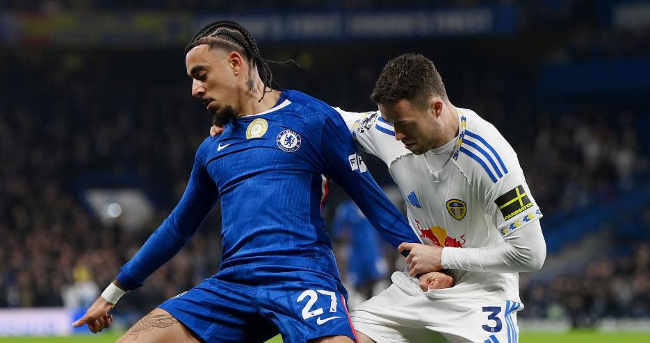 Malo Gusto - 6 điểm: Nhận một thẻ vàng không đáng có ngay trong 10 phút đầu khiến anh phải chơi dè dặt. Tuy nhiên, Gusto đã phục hồi tốt sau đó và có một màn trình diễn tròn vai.

Josh Acheampong - 5.9 điểm: Được trở lại vị trí sở trường lần đầu tiên kể từ cuối tháng 10. Chơi tốt trong phần lớn thời gian nhưng một chút do dự ở khu vực nguy hiểm đã dẫn đến bàn gỡ hòa của Leeds.

Trevoh Chalobah - 6.6 điểm: Được giao nhiệm vụ theo kèm Lukas Nmecha và tỏ ra khá hứng thú với cuộc chiến thể lực này. Anh đeo bám trung phong của Leeds ngay cả khi đối thủ lùi sâu nhận bóng. Không mắc sai lầm nào đáng kể.

Marc Cucurella - 6.5 điểm: Dấu ấn đầu tiên đến ở phút 17 với quả tạt tầm thấp tuyệt vời cho Cole Palmer, tiếc là số 10 của Chelsea không thể chạm bóng tốt. Cucurella chơi ổn định trước khi bị thay ra ở giờ nghỉ (do chấn thương).

Moises Caicedo - 6 điểm: Phạm một lỗi không cần thiết dẫn đến quả phạt đền. Một quyết định ngớ ngẩn hiếm thấy ở anh. Caicedo trông không được sung sức và phong độ có phần đi xuống trong vài trận gần đây.

Andrey Santos - 7 điểm: Có khởi đầu đầy hứa hẹn với pha phòng ngự hay ở giữa sân ngăn chặn Jayden Bogle. Đó chỉ là một trong nhiều pha cắt bóng của anh. Không chỉ phòng ngự giỏi, Santos còn điều tiết lối chơi tuyệt vời từ tuyến dưới. Anh đang ngày càng tiến bộ qua từng trận đấu.

Estevao Willian - 6.8 điểm: Khá lạc lõng trong hiệp một dù đã chơi xuất sắc suốt cả mùa giải. Tuyển thủ Brazil gặp khó khăn trong 45 phút đầu nhưng đã chơi tốt hơn ở hiệp hai.

Cole Palmer - 7.6 điểm: Sau cú hat-trick ở trận trước, Palmer tiếp tục cho thấy dấu hiệu hồi sinh phong độ. Anh có pha chọc khe thiên tài cho Joao Pedro mở tỷ số. Nhìn chung, đây là màn trình diễn toàn diện nhất của Palmer trong thời gian gần đây. Anh liên tục xin bóng và điều phối lối chơi. Ghi bàn từ chấm 11m nhưng lại bỏ lỡ một cơ hội mười mươi ở phút bù giờ.

Enzo Fernandez - 6.6 điểm: Thi đấu năng nổ ở khu vực giữa sân, tích cực hỗ trợ phòng ngự và cũng chịu khó dâng cao tấn công. Tuy nhiên, anh không để lại được dấu ấn cụ thể nào.

Joao Pedro - 7.3 điểm: Ghi bàn mở tỷ số với pha lốp bóng tinh tế qua đầu thủ môn Karl Darlow. Pedro đang thi đấu với sự tự tin rất cao. Ngoài bàn thắng, anh còn kiếm về quả phạt đền cho đội nhà.

Chấm điểm các cầu thủ Chelsea ở trận hòa 2-2 với Leeds. Ảnh: BongDa.com.vn.