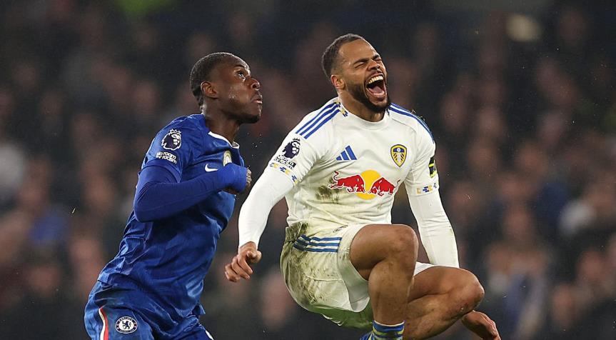 Trevoh Chalobah - 6.6 điểm: Được giao nhiệm vụ theo kèm Lukas Nmecha và tỏ ra khá hứng thú với cuộc chiến thể lực này. Anh đeo bám trung phong của Leeds ngay cả khi đối thủ lùi sâu nhận bóng. Không mắc sai lầm nào đáng kể.

Marc Cucurella - 6.5 điểm: Dấu ấn đầu tiên đến ở phút 17 với quả tạt tầm thấp tuyệt vời cho Cole Palmer, tiếc là số 10 của Chelsea không thể chạm bóng tốt. Cucurella chơi ổn định trước khi bị thay ra ở giờ nghỉ (do chấn thương).

Moises Caicedo - 6 điểm: Phạm một lỗi không cần thiết dẫn đến quả phạt đền. Một quyết định ngớ ngẩn hiếm thấy ở anh. Caicedo trông không được sung sức và phong độ có phần đi xuống trong vài trận gần đây.

Andrey Santos - 7 điểm: Có khởi đầu đầy hứa hẹn với pha phòng ngự hay ở giữa sân ngăn chặn Jayden Bogle. Đó chỉ là một trong nhiều pha cắt bóng của anh. Không chỉ phòng ngự giỏi, Santos còn điều tiết lối chơi tuyệt vời từ tuyến dưới. Anh đang ngày càng tiến bộ qua từng trận đấu.

Estevao Willian - 6.8 điểm: Khá lạc lõng trong hiệp một dù đã chơi xuất sắc suốt cả mùa giải. Tuyển thủ Brazil gặp khó khăn trong 45 phút đầu nhưng đã chơi tốt hơn ở hiệp hai.

Cole Palmer - 7.6 điểm: Sau cú hat-trick ở trận trước, Palmer tiếp tục cho thấy dấu hiệu hồi sinh phong độ. Anh có pha chọc khe thiên tài cho Joao Pedro mở tỷ số. Nhìn chung, đây là màn trình diễn toàn diện nhất của Palmer trong thời gian gần đây. Anh liên tục xin bóng và điều phối lối chơi. Ghi bàn từ chấm 11m nhưng lại bỏ lỡ một cơ hội mười mươi ở phút bù giờ.

Enzo Fernandez - 6.6 điểm: Thi đấu năng nổ ở khu vực giữa sân, tích cực hỗ trợ phòng ngự và cũng chịu khó dâng cao tấn công. Tuy nhiên, anh không để lại được dấu ấn cụ thể nào.

Joao Pedro - 7.3 điểm: Ghi bàn mở tỷ số với pha lốp bóng tinh tế qua đầu thủ môn Karl Darlow. Pedro đang thi đấu với sự tự tin rất cao. Ngoài bàn thắng, anh còn kiếm về quả phạt đền cho đội nhà.

Chấm điểm các cầu thủ Chelsea ở trận hòa 2-2 với Leeds. Ảnh: BongDa.com.vn.