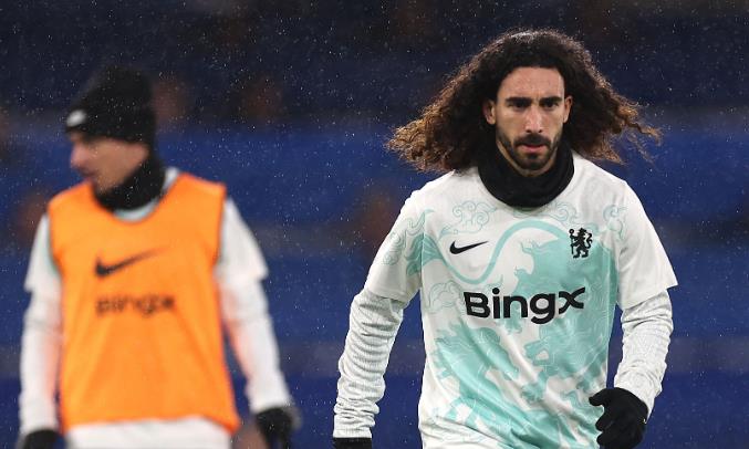 Marc Cucurella - 6.5 điểm: Dấu ấn đầu tiên đến ở phút 17 với quả tạt tầm thấp tuyệt vời cho Cole Palmer, tiếc là số 10 của Chelsea không thể chạm bóng tốt. Cucurella chơi ổn định trước khi bị thay ra ở giờ nghỉ (do chấn thương).

Moises Caicedo - 6 điểm: Phạm một lỗi không cần thiết dẫn đến quả phạt đền. Một quyết định ngớ ngẩn hiếm thấy ở anh. Caicedo trông không được sung sức và phong độ có phần đi xuống trong vài trận gần đây.

Andrey Santos - 7 điểm: Có khởi đầu đầy hứa hẹn với pha phòng ngự hay ở giữa sân ngăn chặn Jayden Bogle. Đó chỉ là một trong nhiều pha cắt bóng của anh. Không chỉ phòng ngự giỏi, Santos còn điều tiết lối chơi tuyệt vời từ tuyến dưới. Anh đang ngày càng tiến bộ qua từng trận đấu.

Estevao Willian - 6.8 điểm: Khá lạc lõng trong hiệp một dù đã chơi xuất sắc suốt cả mùa giải. Tuyển thủ Brazil gặp khó khăn trong 45 phút đầu nhưng đã chơi tốt hơn ở hiệp hai.

Cole Palmer - 7.6 điểm: Sau cú hat-trick ở trận trước, Palmer tiếp tục cho thấy dấu hiệu hồi sinh phong độ. Anh có pha chọc khe thiên tài cho Joao Pedro mở tỷ số. Nhìn chung, đây là màn trình diễn toàn diện nhất của Palmer trong thời gian gần đây. Anh liên tục xin bóng và điều phối lối chơi. Ghi bàn từ chấm 11m nhưng lại bỏ lỡ một cơ hội mười mươi ở phút bù giờ.

Enzo Fernandez - 6.6 điểm: Thi đấu năng nổ ở khu vực giữa sân, tích cực hỗ trợ phòng ngự và cũng chịu khó dâng cao tấn công. Tuy nhiên, anh không để lại được dấu ấn cụ thể nào.

Joao Pedro - 7.3 điểm: Ghi bàn mở tỷ số với pha lốp bóng tinh tế qua đầu thủ môn Karl Darlow. Pedro đang thi đấu với sự tự tin rất cao. Ngoài bàn thắng, anh còn kiếm về quả phạt đền cho đội nhà.

Chấm điểm các cầu thủ Chelsea ở trận hòa 2-2 với Leeds. Ảnh: BongDa.com.vn.