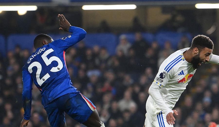 Moises Caicedo - 6 điểm: Phạm một lỗi không cần thiết dẫn đến quả phạt đền. Một quyết định ngớ ngẩn hiếm thấy ở anh. Caicedo trông không được sung sức và phong độ có phần đi xuống trong vài trận gần đây.

Andrey Santos - 7 điểm: Có khởi đầu đầy hứa hẹn với pha phòng ngự hay ở giữa sân ngăn chặn Jayden Bogle. Đó chỉ là một trong nhiều pha cắt bóng của anh. Không chỉ phòng ngự giỏi, Santos còn điều tiết lối chơi tuyệt vời từ tuyến dưới. Anh đang ngày càng tiến bộ qua từng trận đấu.

Estevao Willian - 6.8 điểm: Khá lạc lõng trong hiệp một dù đã chơi xuất sắc suốt cả mùa giải. Tuyển thủ Brazil gặp khó khăn trong 45 phút đầu nhưng đã chơi tốt hơn ở hiệp hai.

Cole Palmer - 7.6 điểm: Sau cú hat-trick ở trận trước, Palmer tiếp tục cho thấy dấu hiệu hồi sinh phong độ. Anh có pha chọc khe thiên tài cho Joao Pedro mở tỷ số. Nhìn chung, đây là màn trình diễn toàn diện nhất của Palmer trong thời gian gần đây. Anh liên tục xin bóng và điều phối lối chơi. Ghi bàn từ chấm 11m nhưng lại bỏ lỡ một cơ hội mười mươi ở phút bù giờ.

Enzo Fernandez - 6.6 điểm: Thi đấu năng nổ ở khu vực giữa sân, tích cực hỗ trợ phòng ngự và cũng chịu khó dâng cao tấn công. Tuy nhiên, anh không để lại được dấu ấn cụ thể nào.

Joao Pedro - 7.3 điểm: Ghi bàn mở tỷ số với pha lốp bóng tinh tế qua đầu thủ môn Karl Darlow. Pedro đang thi đấu với sự tự tin rất cao. Ngoài bàn thắng, anh còn kiếm về quả phạt đền cho đội nhà.

Chấm điểm các cầu thủ Chelsea ở trận hòa 2-2 với Leeds. Ảnh: BongDa.com.vn.