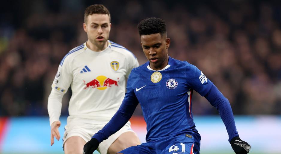 Estevao Willian - 6.8 điểm: Khá lạc lõng trong hiệp một dù đã chơi xuất sắc suốt cả mùa giải. Tuyển thủ Brazil gặp khó khăn trong 45 phút đầu nhưng đã chơi tốt hơn ở hiệp hai.

Cole Palmer - 7.6 điểm: Sau cú hat-trick ở trận trước, Palmer tiếp tục cho thấy dấu hiệu hồi sinh phong độ. Anh có pha chọc khe thiên tài cho Joao Pedro mở tỷ số. Nhìn chung, đây là màn trình diễn toàn diện nhất của Palmer trong thời gian gần đây. Anh liên tục xin bóng và điều phối lối chơi. Ghi bàn từ chấm 11m nhưng lại bỏ lỡ một cơ hội mười mươi ở phút bù giờ.

Enzo Fernandez - 6.6 điểm: Thi đấu năng nổ ở khu vực giữa sân, tích cực hỗ trợ phòng ngự và cũng chịu khó dâng cao tấn công. Tuy nhiên, anh không để lại được dấu ấn cụ thể nào.

Joao Pedro - 7.3 điểm: Ghi bàn mở tỷ số với pha lốp bóng tinh tế qua đầu thủ môn Karl Darlow. Pedro đang thi đấu với sự tự tin rất cao. Ngoài bàn thắng, anh còn kiếm về quả phạt đền cho đội nhà.

Chấm điểm các cầu thủ Chelsea ở trận hòa 2-2 với Leeds. Ảnh: BongDa.com.vn.