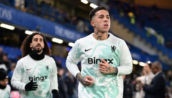 Enzo Fernandez - 6.6 điểm: Thi đấu năng nổ ở khu vực giữa sân, tích cực hỗ trợ phòng ngự và cũng chịu khó dâng cao tấn công. Tuy nhiên, anh không để lại được dấu ấn cụ thể nào.

Joao Pedro - 7.3 điểm: Ghi bàn mở tỷ số với pha lốp bóng tinh tế qua đầu thủ môn Karl Darlow. Pedro đang thi đấu với sự tự tin rất cao. Ngoài bàn thắng, anh còn kiếm về quả phạt đền cho đội nhà.

Chấm điểm các cầu thủ Chelsea ở trận hòa 2-2 với Leeds. Ảnh: BongDa.com.vn.