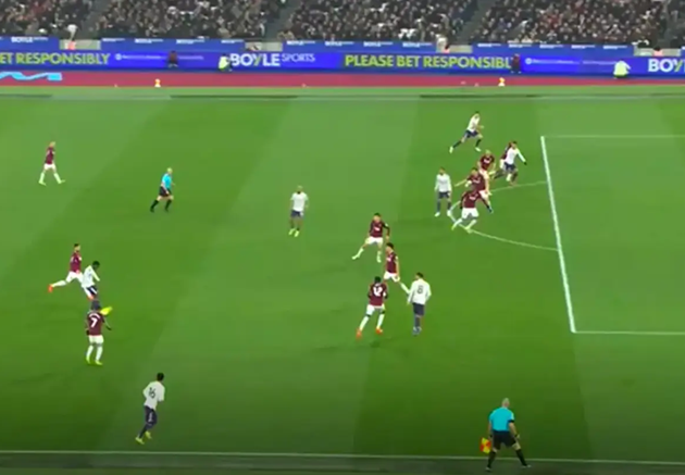 H&igrave;nh ảnh trước khi Casemiro đưa b&oacute;ng v&agrave;o lưới West Ham.