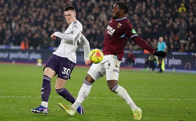 Benjamin Sesko ghi bàn giúp Manchester United thoát thua West Ham.