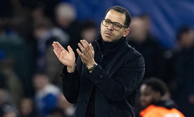 Liam Rosenior kh&ocirc;ng h&agrave;i l&ograve;ng với b&agrave;n thắng g&acirc;y tranh c&atilde;i của Chelsea.