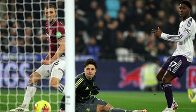 Thủ môn: Senne Lammens – 7.0 Thủ thành người Bỉ có một ngày thi đấu tương đối bận rộn. Anh đã thực hiện một pha cứu thua xuất thần trước cú sút của Summerville trong hiệp một. Dù bị đánh bại bởi pha dứt điểm cận thành của Soucek, Lammens vẫn thể hiện được sự điềm tĩnh và khả năng phân phối bóng bằng chân khá ổn định dưới áp lực lớn từ các tiền đạo đối phương.