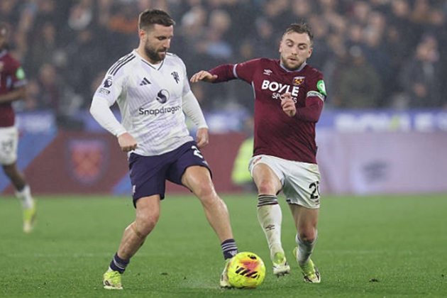 Hậu vệ: Luke Shaw – 7.1 Hậu vệ người Anh là người chơi hay nhất nơi hàng phòng ngự. Shaw không chỉ hoàn thành tốt nhiệm vụ ngăn chặn Bowen mà còn suýt chút nữa ghi bàn từ một tình huống dàn xếp đá phạt góc thông minh. Tuy nhiên, anh cũng phải chịu một phần trách nhiệm khi để hổng cánh trong tình huống dẫn đến bàn thua của đội nhà ở đầu hiệp hai.