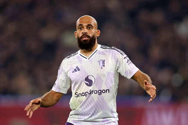 Tiền vệ: Bryan Mbeumo – 7.2 Mbeumo là nhân tố hoạt động năng nổ nhất trên hàng công. Dù bị đối phương kèm cặp rất sát suốt cả trận, cầu thủ này vẫn kiên trì tạo ra những pha đột phá cá nhân. Phần thưởng cho sự nỗ lực của anh chính là quả tạt bóng "như đặt" ở phút bù giờ cuối cùng, tạo điều kiện thuận lợi để Sesko dứt điểm tung lưới đối thủ mang về 1 điểm.