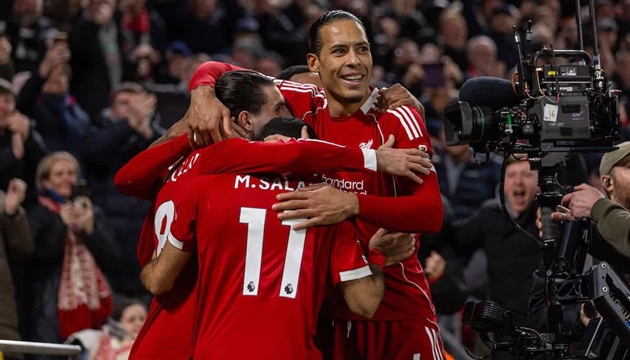 Van Dijk cần chỉ huy c&aacute;c đồng đội tiến l&ecirc;n.