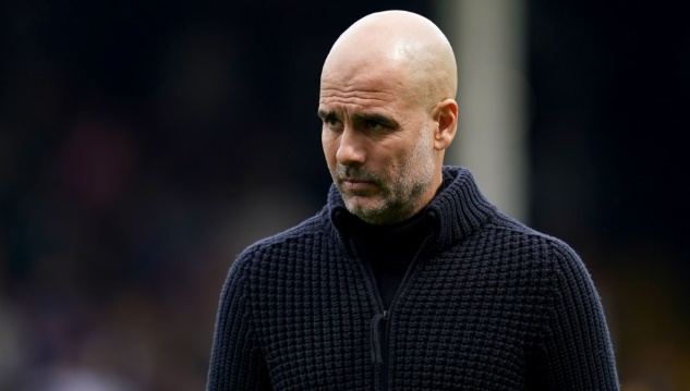 Man City của Pep đang trong thế b&aacute;m đuổi Arsenal.