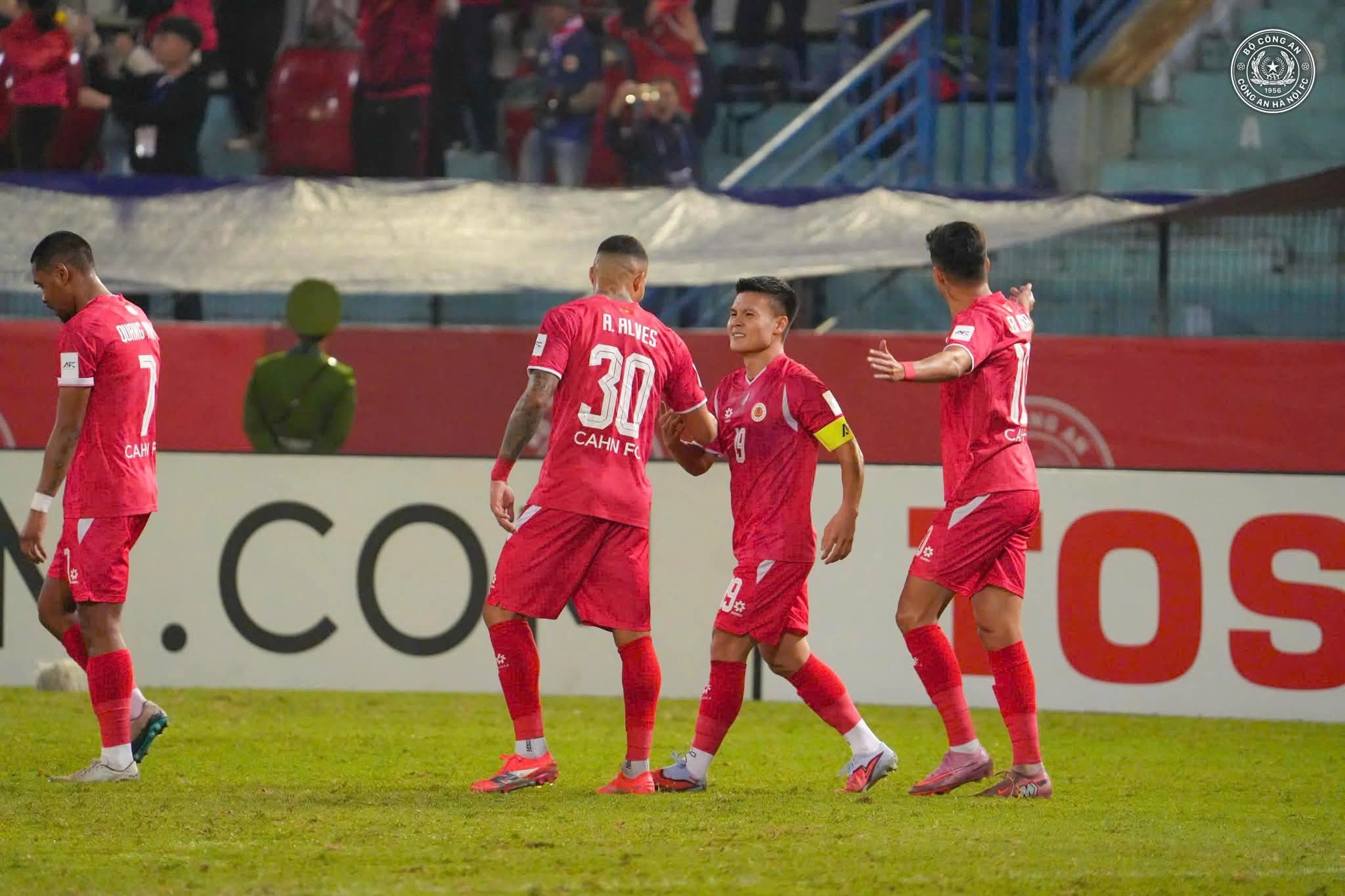 Ảnh bài viết Quang Hải bùng nổ giúp CAHN đặt một chân vào tứ kết Cúp C2