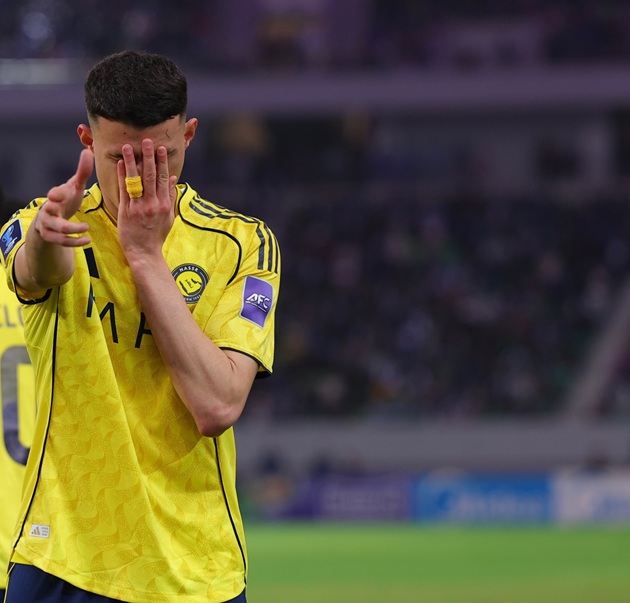 Abdullah ăn mừng bàn thắng.