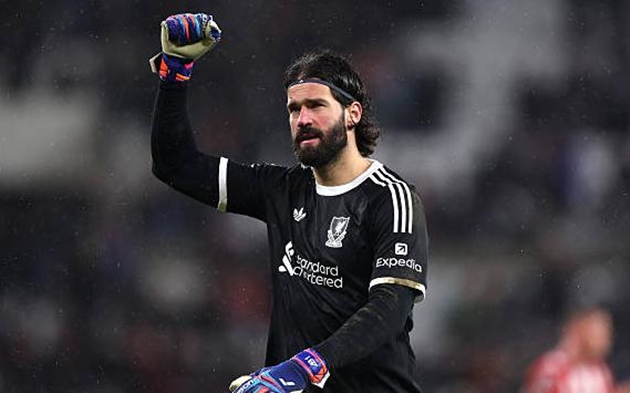 Alisson (Becker) - 7.4: Một trận đấu tương đối nhàn hạ của thủ môn người Brazil, khi anh hầu như không phải làm gì nhiều trong suốt trận đấu.

Wataru Endo - 7.1: Trong trận đấu đầu tiên đá chính mùa giải, ở vị trí hậu vệ phải bất đắc dĩ, Endo đã phạm lỗi ném biên ngay trong pha bóng đầu tiên. Những hạn chế của anh ở khu vực tấn công rõ ràng đã khiến Arne Slot thất vọng.



Ibrahima Konate - 7.7: Anh đã có một pha cản phá xuất sắc để ngăn chặn Brian Brobbey ngay từ đầu trận và chắc chắn sẽ hài lòng vì đã hóa giải được mối đe dọa từ tiền đạo người Hà Lan.

Virgil van Dijk - 8.5: Đúng lúc cần thiết, người hùng đã xuất hiện. Đội trưởng của Liverpool đã buộc Diarra phải phản lưới nhà từ một quả phạt góc. Một trận giữ sạch lưới nữa khép lại một buổi tối tuyệt vời cho tuyển thủ Hà Lan.

Andrew Robertson - 7.4: Được chiêu mộ vì sự quen thuộc với những trận đấu có tính đối đầu cao, và Liverpool trông mạnh mẽ hơn hẳn ở hàng phòng ngự khi có sự góp mặt của cầu thủ người Scotland.

Ryan Gravenberch - 7.6: Thực hiện một vài đường chuyền thiếu chính xác nhưng đã dần bắt nhịp trận đấu sau khi Sunderland dễ dàng xuyên thủng hàng tiền vệ trong hiệp một.

Alexis Mac Allister - 7.3: Cần phải làm nhiều hơn nữa ở khu vực giữa sân. Curtis Jones nhất định phải được đá chính thay cho cầu thủ người Argentina.

Florian Wirtz - 7.2: Cầu thủ tấn công năng nổ nhất của Liverpool đã sút trúng cột dọc sau nửa giờ thi đấu, sau một pha phối hợp tốt của Cody Gakpo. Anh tham gia vào mọi pha bóng tích cực của đội khách và đang thực sự tìm được nhịp điệu của mình ở Ngoại hạng Anh.

Cody Gakpo - 7.4: Trông có vẻ nguy hiểm khi anh gây ra nhiều khó khăn cho Nordi Mukiele, nhưng một lần nữa, tuyển thủ Hà Lan lại thường xuyên đứng ngoài cuộc chơi. Khả năng dứt điểm của cầu thủ này cũng quá thiếu chính xác.

Mohamed Salah - 7.7: Rất, rất im lặng trong trận đấu, ngoại trừ một vài cơ hội bị bỏ lỡ đáng lẽ phải vào lưới. Lại một lần nữa. Người hâm mộ bắt đầu tự hỏi liệu Liverpool có tốt hơn nếu không có tuyển thủ Ai Cập lúc này hay không.

Hugo Ekitike - 6.9: Rõ ràng là anh thất vọng với các đồng đội sau khi nhiều pha tấn công thông minh của mình không được ghi bàn. Tuyển thủ Pháp cũng gặp khó khăn trong việc hòa nhập vào trận đấu.

Chấm điểm các cầu thủ Liverpool. Ảnh: BongDa.com.vn.