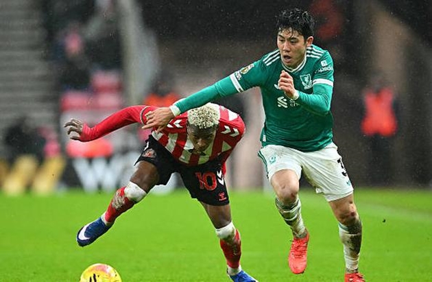 Wataru Endo - 7.1: Trong trận đấu đầu tiên đá chính mùa giải, ở vị trí hậu vệ phải bất đắc dĩ, Endo đã phạm lỗi ném biên ngay trong pha bóng đầu tiên. Những hạn chế của anh ở khu vực tấn công rõ ràng đã khiến Arne Slot thất vọng.



Ibrahima Konate - 7.7: Anh đã có một pha cản phá xuất sắc để ngăn chặn Brian Brobbey ngay từ đầu trận và chắc chắn sẽ hài lòng vì đã hóa giải được mối đe dọa từ tiền đạo người Hà Lan.

Virgil van Dijk - 8.5: Đúng lúc cần thiết, người hùng đã xuất hiện. Đội trưởng của Liverpool đã buộc Diarra phải phản lưới nhà từ một quả phạt góc. Một trận giữ sạch lưới nữa khép lại một buổi tối tuyệt vời cho tuyển thủ Hà Lan.

Andrew Robertson - 7.4: Được chiêu mộ vì sự quen thuộc với những trận đấu có tính đối đầu cao, và Liverpool trông mạnh mẽ hơn hẳn ở hàng phòng ngự khi có sự góp mặt của cầu thủ người Scotland.

Ryan Gravenberch - 7.6: Thực hiện một vài đường chuyền thiếu chính xác nhưng đã dần bắt nhịp trận đấu sau khi Sunderland dễ dàng xuyên thủng hàng tiền vệ trong hiệp một.

Alexis Mac Allister - 7.3: Cần phải làm nhiều hơn nữa ở khu vực giữa sân. Curtis Jones nhất định phải được đá chính thay cho cầu thủ người Argentina.

Florian Wirtz - 7.2: Cầu thủ tấn công năng nổ nhất của Liverpool đã sút trúng cột dọc sau nửa giờ thi đấu, sau một pha phối hợp tốt của Cody Gakpo. Anh tham gia vào mọi pha bóng tích cực của đội khách và đang thực sự tìm được nhịp điệu của mình ở Ngoại hạng Anh.

Cody Gakpo - 7.4: Trông có vẻ nguy hiểm khi anh gây ra nhiều khó khăn cho Nordi Mukiele, nhưng một lần nữa, tuyển thủ Hà Lan lại thường xuyên đứng ngoài cuộc chơi. Khả năng dứt điểm của cầu thủ này cũng quá thiếu chính xác.

Mohamed Salah - 7.7: Rất, rất im lặng trong trận đấu, ngoại trừ một vài cơ hội bị bỏ lỡ đáng lẽ phải vào lưới. Lại một lần nữa. Người hâm mộ bắt đầu tự hỏi liệu Liverpool có tốt hơn nếu không có tuyển thủ Ai Cập lúc này hay không.

Hugo Ekitike - 6.9: Rõ ràng là anh thất vọng với các đồng đội sau khi nhiều pha tấn công thông minh của mình không được ghi bàn. Tuyển thủ Pháp cũng gặp khó khăn trong việc hòa nhập vào trận đấu.

Chấm điểm các cầu thủ Liverpool. Ảnh: BongDa.com.vn.