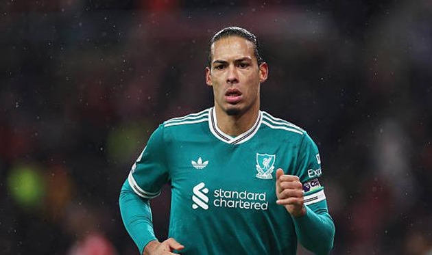 Virgil van Dijk - 8.5: Đúng lúc cần thiết, người hùng đã xuất hiện. Đội trưởng của Liverpool đã buộc Diarra phải phản lưới nhà từ một quả phạt góc. Một trận giữ sạch lưới nữa khép lại một buổi tối tuyệt vời cho tuyển thủ Hà Lan.

Andrew Robertson - 7.4: Được chiêu mộ vì sự quen thuộc với những trận đấu có tính đối đầu cao, và Liverpool trông mạnh mẽ hơn hẳn ở hàng phòng ngự khi có sự góp mặt của cầu thủ người Scotland.

Ryan Gravenberch - 7.6: Thực hiện một vài đường chuyền thiếu chính xác nhưng đã dần bắt nhịp trận đấu sau khi Sunderland dễ dàng xuyên thủng hàng tiền vệ trong hiệp một.

Alexis Mac Allister - 7.3: Cần phải làm nhiều hơn nữa ở khu vực giữa sân. Curtis Jones nhất định phải được đá chính thay cho cầu thủ người Argentina.

Florian Wirtz - 7.2: Cầu thủ tấn công năng nổ nhất của Liverpool đã sút trúng cột dọc sau nửa giờ thi đấu, sau một pha phối hợp tốt của Cody Gakpo. Anh tham gia vào mọi pha bóng tích cực của đội khách và đang thực sự tìm được nhịp điệu của mình ở Ngoại hạng Anh.

Cody Gakpo - 7.4: Trông có vẻ nguy hiểm khi anh gây ra nhiều khó khăn cho Nordi Mukiele, nhưng một lần nữa, tuyển thủ Hà Lan lại thường xuyên đứng ngoài cuộc chơi. Khả năng dứt điểm của cầu thủ này cũng quá thiếu chính xác.

Mohamed Salah - 7.7: Rất, rất im lặng trong trận đấu, ngoại trừ một vài cơ hội bị bỏ lỡ đáng lẽ phải vào lưới. Lại một lần nữa. Người hâm mộ bắt đầu tự hỏi liệu Liverpool có tốt hơn nếu không có tuyển thủ Ai Cập lúc này hay không.

Hugo Ekitike - 6.9: Rõ ràng là anh thất vọng với các đồng đội sau khi nhiều pha tấn công thông minh của mình không được ghi bàn. Tuyển thủ Pháp cũng gặp khó khăn trong việc hòa nhập vào trận đấu.

Chấm điểm các cầu thủ Liverpool. Ảnh: BongDa.com.vn.